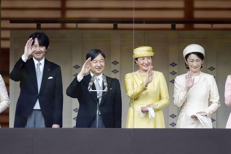 Thiên hoàng Naruhito và Hoàng hậu Masako trong buổi ra mắt người dân Thiên hoàng Naruhito và Hoàng hậu Masako trong buổi ra mắt người dân